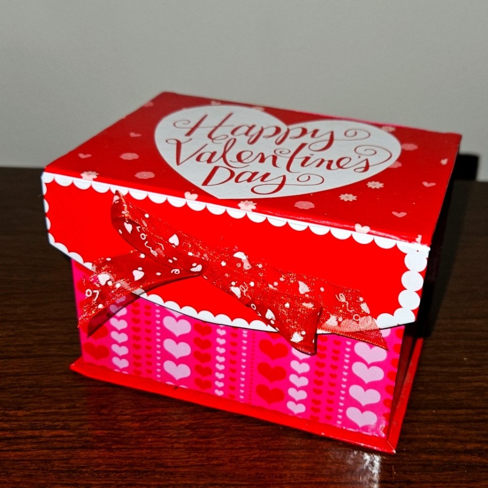 ⚠️Free bundle item- Reusable gift box
